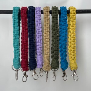 Puede incluir: Ocho llaveros de crochet de colores vivos con anillas de plata. Los llaveros son de color turquesa, burdeos, azul marino, lavanda, beige, verde oliva, azul y amarillo.