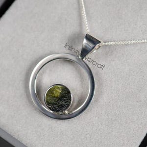 Delicado collar de moldavita dorada, colgante redondo de moldavita plateada, colgante minimalista de moldavita cruda, regalo de Navidad de moldavita