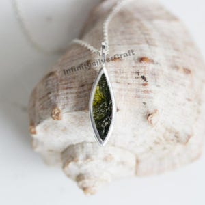 Colgante de moldavita natural en bruto en plata de ley/Colgante de meteorito de moldavita/Gema de moldavita natural como regalo de aniversario Colgante en forma de marquesa