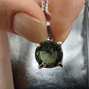 Pendentif moldavite taille naturelle en argent sterling | Pendentif météorite moldavite| Cadeau d&#39;anniversaire de forme ronde de gemme de moldavite naturelle