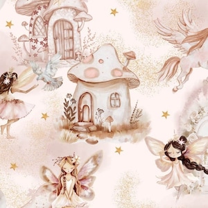 Puede incluir: Una ilustración caprichosa con hadas, setas y casas. Las hadas tienen alas y llevan vestidos rosas. Las setas son marrones y blancas con detalles rosas. Las casas son marrones y blancas con ventanas y puertas. El fondo es rosa claro con purpurina dorada.