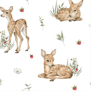 Puede incluir: Un patrón sin costuras con ilustraciones de acuarela de faunos manchados de marrón y blanco, hojas verdes y fresas rojas sobre un fondo blanco.