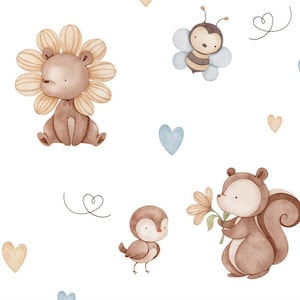 以下が含まれることがあります： 水彩画のイラスト。花冠をかぶった茶色のクマ、黄と黒の縞模様の蜂、花を持ったリス、茶色の鳥、青と黄色のハートが描かれている。