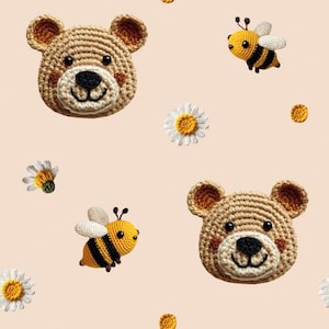 Op de afbeelding: Een herhalend patroon met gehaakte teddybeergezichten, geelzwarte bijen en witte madeliefjes met gele centra. De achtergrond is een zachte perzikkleur. Het ontwerp is grillig en geschikt voor kinderartikelen.