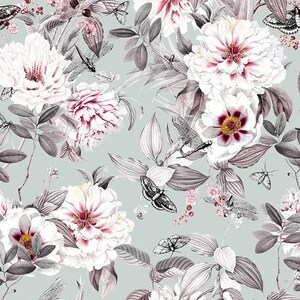 Könnte beinhalten: Ein nahtloses Muster mit weißen und rosa Pfingstrosen mit grauen Blättern und Libellen- und Mottenillustrationen auf hellblauem Hintergrund.