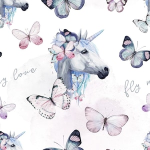 Könnte beinhalten: Eine Aquarell-Illustration eines weißen Einhorns mit einer blauen Mähne und einem Horn. Das Einhorn ist von Schmetterlingen in Rosa-, Blau- und Lilatönen umgeben. Der Text "fly now" und "my love" ist in Grau auf weißem Hintergrund geschrieben.