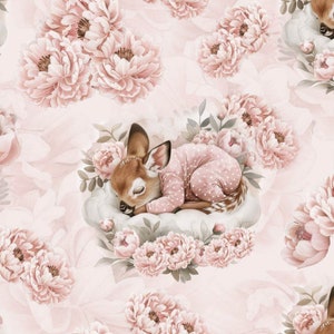 Può includere: Un cerbiatto rosa e marrone con un pigiama rosa a pois bianchi dorme su una nuvola bianca circondata da peonie rosa.