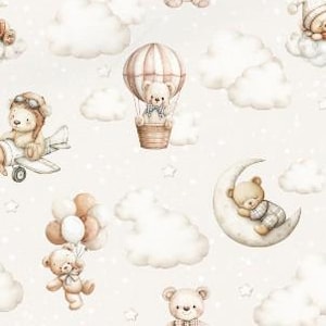 Könnte beinhalten: Ein sich wiederholendes Muster mit Teddybären in verschiedenen Szenarien. Ein Bär steuert ein Flugzeug, ein anderer schwebt in einem Heißluftballon und ein anderer schläft auf einem Mond. Die Bären sind in sanften Farben vor einem cremefarbenen Hintergrund mit Wolken und Sternen.