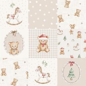Può includere: Un design in tessuto patchwork con illustrazioni ripetute di orsacchiotti, cavalli a dondolo e alberi di Natale in una palette di colori beige e bianco. Il motivo include orsi con cappelli di Natale, stelle e cornici ovali decorative.
