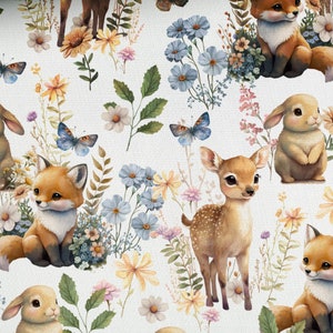 Op de afbeelding: Een naadloos patroon met verschillende bosdieren, waaronder vossen, herten en konijnen, omringd door delicate bloemen en vlinders. De achtergrond is zacht wit met een aquareleffect.