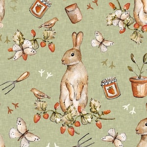 Op de afbeelding: Een naadloos patroon met een bruin konijn, vlinders, vogels, aardbeien en potten jam op een groene achtergrond.