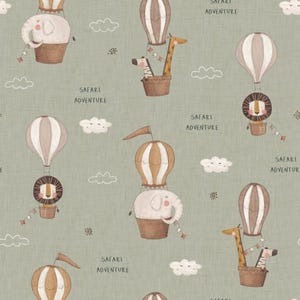 Könnte beinhalten: Ein grüner Hintergrund mit einem sich wiederholenden Muster aus Heißluftballons, Tieren und Wolken. Die Ballons sind braun, beige und weiß mit Streifen. Zu den Tieren gehören ein Löwe, ein Elefant, eine Giraffe und ein Zebra. Der Text "Safari Adventure" wird im gesamten Muster wiederholt.