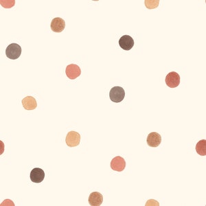 Può includere: Un motivo senza cuciture con pois in stile acquerello nei toni del marrone, pesca e beige, sparsi su uno sfondo color crema. I pois variano per dimensione e colore, creando un effetto morbido e strutturato.