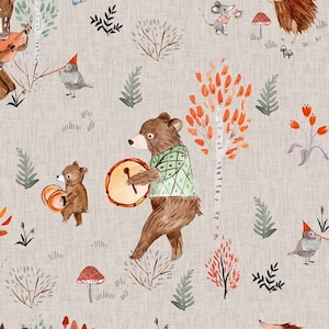 Könnte beinhalten: Eine fantasievolle Waldszene mit einem braunen Bären, der Trommel spielt, einem kleineren Bären, der Becken spielt, einem Vogel mit einem Partyhut und einer Maus, die einen Stern hält. Der Hintergrund zeigt Bäume, Blätter und Pilze in Grün-, Braun- und Orangetönen.