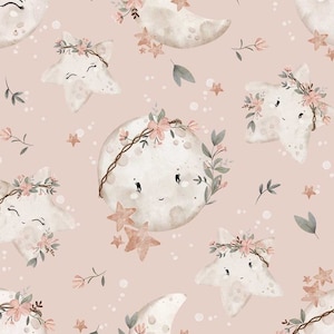 Può includere: Uno schema senza cuciture con sfondo rosa con lune e stelle bianche. Le lune e le stelle hanno ghirlande di fiori e volti carini. Lo schema è perfetto per tessuti, carta da parati o altri progetti creativi.