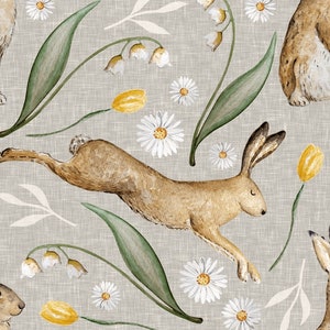 Może przedstawiać: Akwarelowa ilustracja powtarzającego się wzoru z brązowymi zającami, żółtymi tulipanami, białymi stokrotkami i zielonymi liśćmi na jasnoszarym tle. Projekt ma rustykalny, wiosenny charakter.