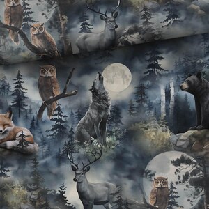 Könnte beinhalten: Ein Stoff mit einer Waldszene bei Nacht, die Eulen, Hirsche, einen Wolf, der den Mond anheult, einen Fuchs und einen Bären zeigt. Der Hintergrund umfasst Bäume und einen Vollmond, mit einer Farbpalette aus Blau, Grün und Braun.