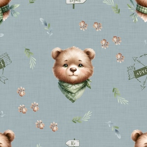 Könnte beinhalten: Ein nahtloses Muster mit einem niedlichen Cartoon-Bären, der ein grünes Bandana auf einem hellblauen Hintergrund trägt. Das Muster enthält auch grüne Blätter, braune Pfotenabdrücke und Pfeile mit dem Text "The Adventure Begins" und "New Adventure".