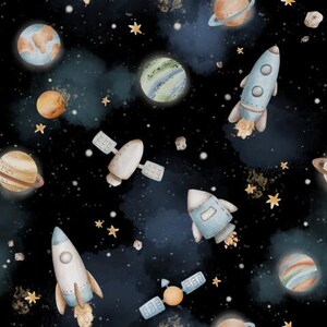 Può includere: Un motivo continuo con illustrazioni ad acquerello di razzi, satelliti e vari pianeti su uno sfondo spaziale blu navy scuro, riempito con piccole stelle bianche e forme di stelle giallo oro sparse.