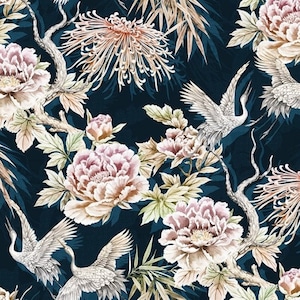 Puede incluir: Un patrón sin costuras con un fondo azul oscuro, que presenta ilustraciones de acuarela de peonías rosas, grullas blancas y ramas marrones. El diseño incluye hojas detalladas y flores plumosas, creando una estética inspirada en la naturaleza.