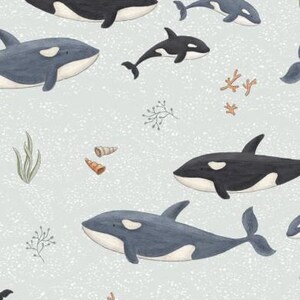 Op de afbeelding: Een herhalend patroon met illustraties van orka's in zwart en blauw. Het ontwerp bevat zeegroenten, schelpen en koraal op een lichtblauwe achtergrond.