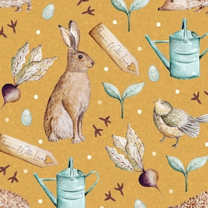 Op de afbeelding: Een herhalend patroon met een bruin konijn, vogel, egel, gieter en groenten op een mosterdgele achtergrond. Het ontwerp bevat de tekst "Grown With Love" op een houten bord, samen met verspreide eieren en voetstappen.