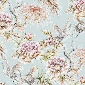 Puede incluir: Un patrón sin costuras con ilustraciones en acuarela de peonías, crisantemos y grullas en vuelo. El diseño incorpora ramas y follaje en tonos apagados de rosa, beige y verde sobre un fondo azul claro.