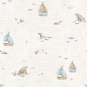 Könnte beinhalten: Aquarell-Nautikmuster mit Segelbooten, Walen, Fischen, Muscheln und Seesternen. Das Design verwendet hellblaue, braune und beige Töne und erzeugt eine ruhige und skurrile Atmosphäre. Geeignet für verschiedene Anwendungen, mit einer leinenartigen Textur.