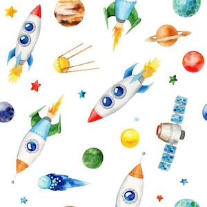 Könnte beinhalten: Aquarell-Illustration eines Weltraum-Themenmusters. Das Design zeigt Raketen, Planeten, Sterne und einen Satelliten vor weißem Hintergrund. Die Raketen sind weiß mit roten und blauen Akzenten, und die Planeten sind verschiedenfarbig.
