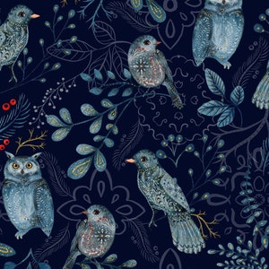 Può includere: Motivo ripetuto con uccelli e gufi stilizzati con disegni intricati, appollaiati tra rami e foglie. La tavolozza dei colori comprende sfumature di blu, oro e rosso su uno sfondo blu navy scuro. Il design ha un'estetica stravagante e popolare.