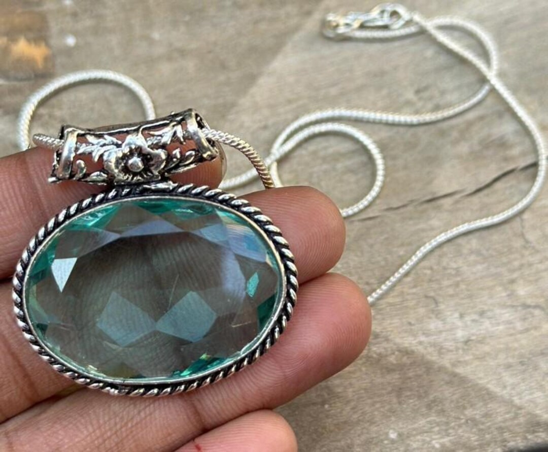 Perry Short Gold Pendant Necklace in Green Apatite