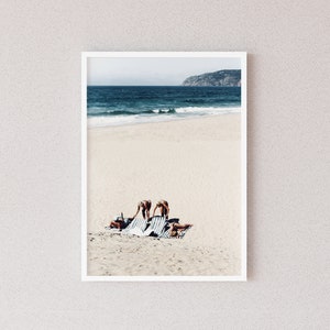 Ludzie na plaży wydruk cyfrowy, plakat retro nad morzem, letnia sztuka ścienna w odcieniach analogowych, kobiety na plaży estetyka vintage, natychmiastowe pobieranie