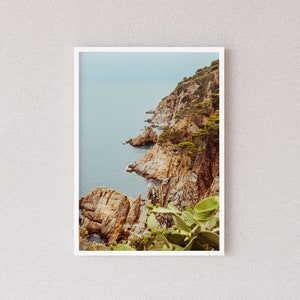 Impresión digital de Tossa de Mar, arte mural junto al mar en la Costa Brava, póster de playa de España, arte mural mediterráneo, foto aérea de acantilados, descarga instantánea