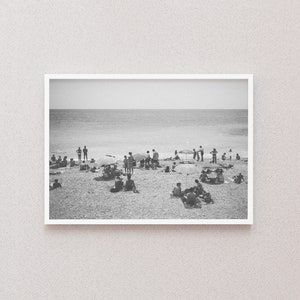 Impresión digital junto al mar, póster vintage de gente en la playa, arte mural analógico de verano en blanco y negro, foto granulada en blanco y negro, descarga instantánea