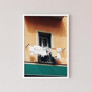 Stampa digitale di Laundry Art, foto di panni appesi in Italia, decorazione da parete per lavanderia, poster decorativo per stendere i panni, download immediato
