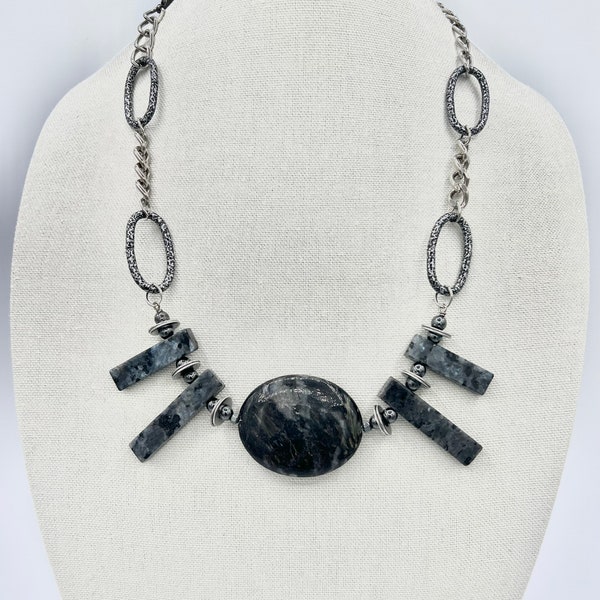 Uit de Ashes ~ Black Labradorite + Hematiet + Hardware ketting