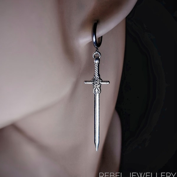 Boucles d'oreilles en argent pour femmes et hommes. Bijoux alternatifs gothiques uniques, ensemble de boucles d'oreilles à breloques en argent, épée et poignard, cadeau unique