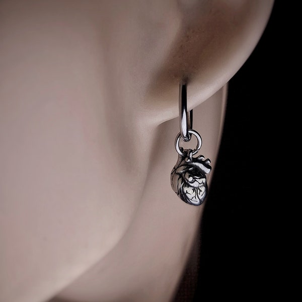 Pendientes de corazón góticos colgantes, pendientes alternativos góticos, pendientes únicos y espeluznantes de plata para mujeres y hombres góticos, regalo de pendientes góticos.