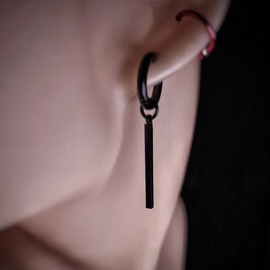Juego de pendientes de aro de plata con barra vertical colgante para hombre, de acero, con dije, color plateado y negro.