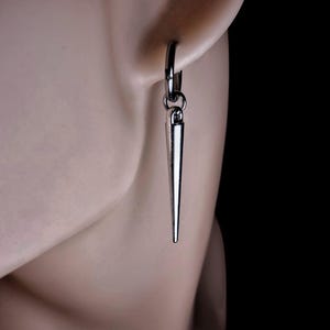 Conjunto de pendientes alternativos de aro con remaches y pinchos góticos plateados, pendientes colgantes góticos emo punk, dije colgante de aro de acero plateado con pinchos para hombres y mujeres. imagen 1