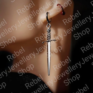 Brinco de Adaga Prateado com Pingente, Brinco Gótico, Brinco Grande de Espada, Brinco de Adaga de Argola em Aço, Joia Gótica, Adaga Masculina