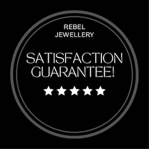 Puede incluir: Gr&aacute;fico circular negro con el texto "REBEL JEWELLERY" en la parte superior y "SATISFACTION GUARANTEE!" en letras blancas grandes. Cinco estrellas blancas en la parte inferior del gr&aacute;fico.