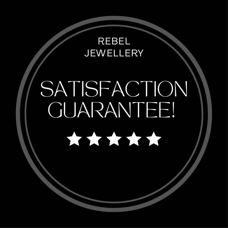 Puede incluir: Gr&aacute;fico circular negro con el texto "REBEL JEWELLERY" en la parte superior y "SATISFACTION GUARANTEE!" en letras blancas grandes. Cinco estrellas blancas en la parte inferior del gr&aacute;fico.