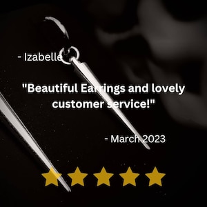 Puede incluir: Primer plano de un pendiente plateado con un dise&ntilde;o de punta. La imagen incluye el texto "Beautiful Earrings and lovely customer service!" y "Marzo de 2023". Cinco estrellas doradas en la parte inferior.