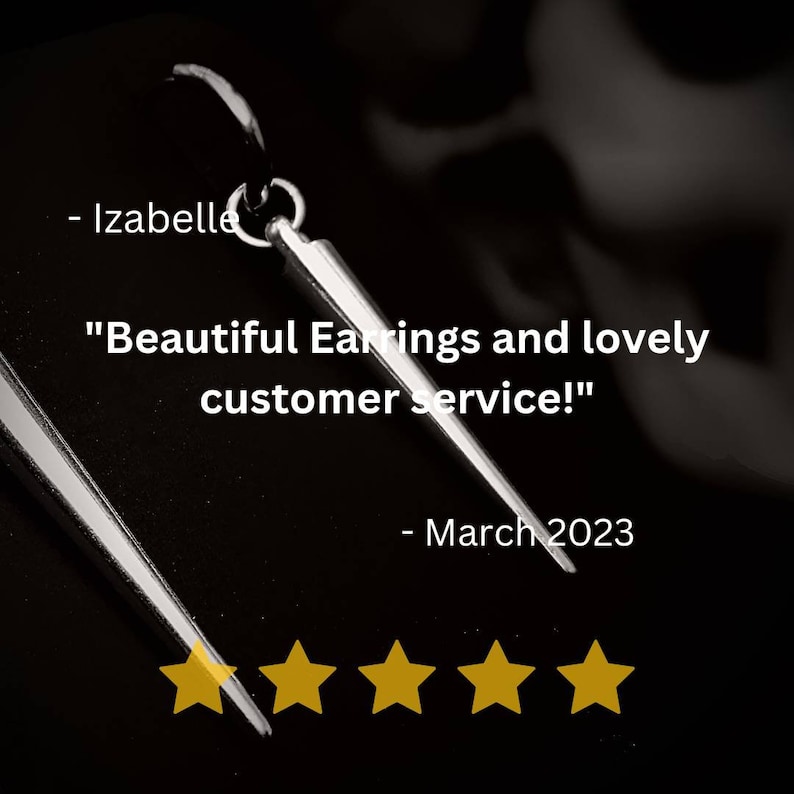 Puede incluir: Primer plano de un pendiente plateado con un dise&ntilde;o de punta. La imagen incluye el texto "Beautiful Earrings and lovely customer service!" y "Marzo de 2023". Cinco estrellas doradas en la parte inferior.