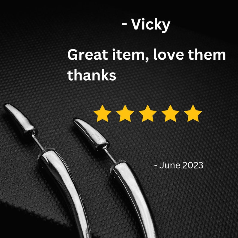 Puede incluir: Primer plano de dos pendientes plateados con un dise&ntilde;o curvo. La imagen incluye el texto "Great item, love them thanks" y cinco estrellas doradas, lo que indica una rese&ntilde;a positiva del cliente.