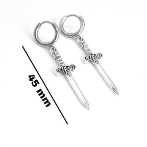 Pendientes de daga de aro de acero plateado para mujeres y hombres. Joyería alternativa gótica única, juego de pendientes de encanto de plata colgante de daga, regalo único imagen 6