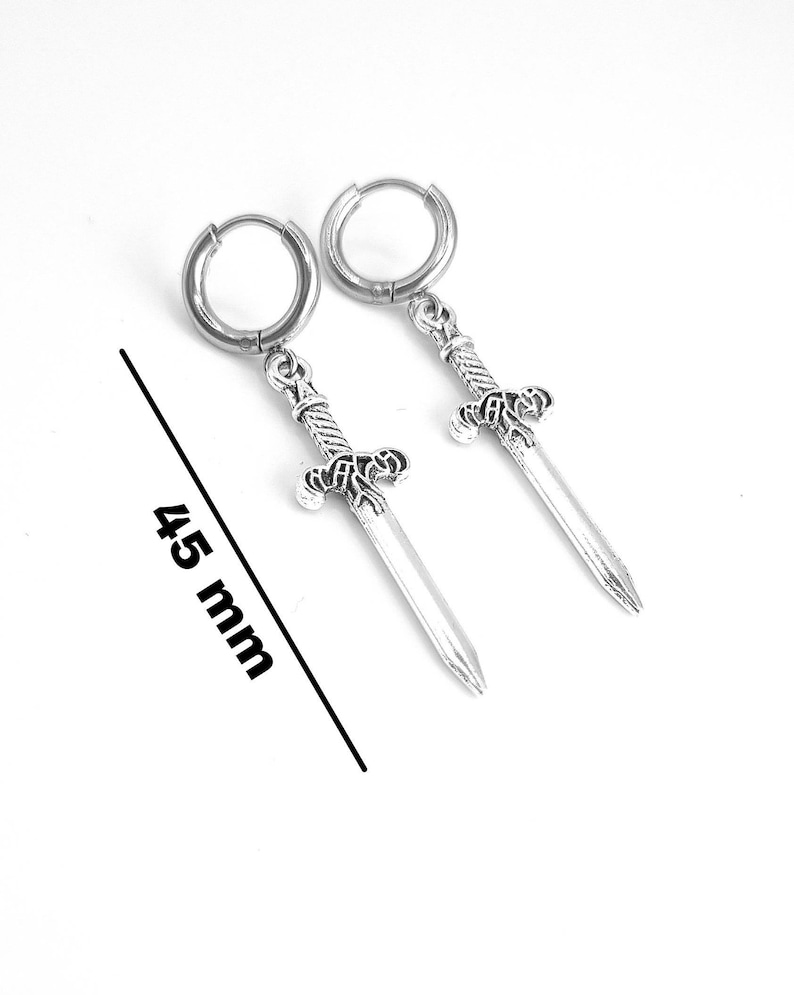 Pendientes de daga de aro de acero plateado para mujeres y hombres. Joyería alternativa gótica única, juego de pendientes de encanto de plata colgante de daga, regalo único imagen 6