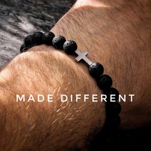 Pulsera unisex con cruz de cuentas negras de piedra volcánica, joyería única, hecha a mano, con dije de cruz plateada y cuentas de piedra volcánica.