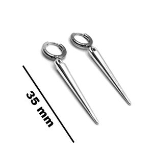 Puede incluir: Un par de pendientes de aro plateados con un colgante largo, c&oacute;nico y afilado. Los pendientes miden aproximadamente 3,5 cm de largo. Los pendientes se muestran sobre un fondo blanco.
